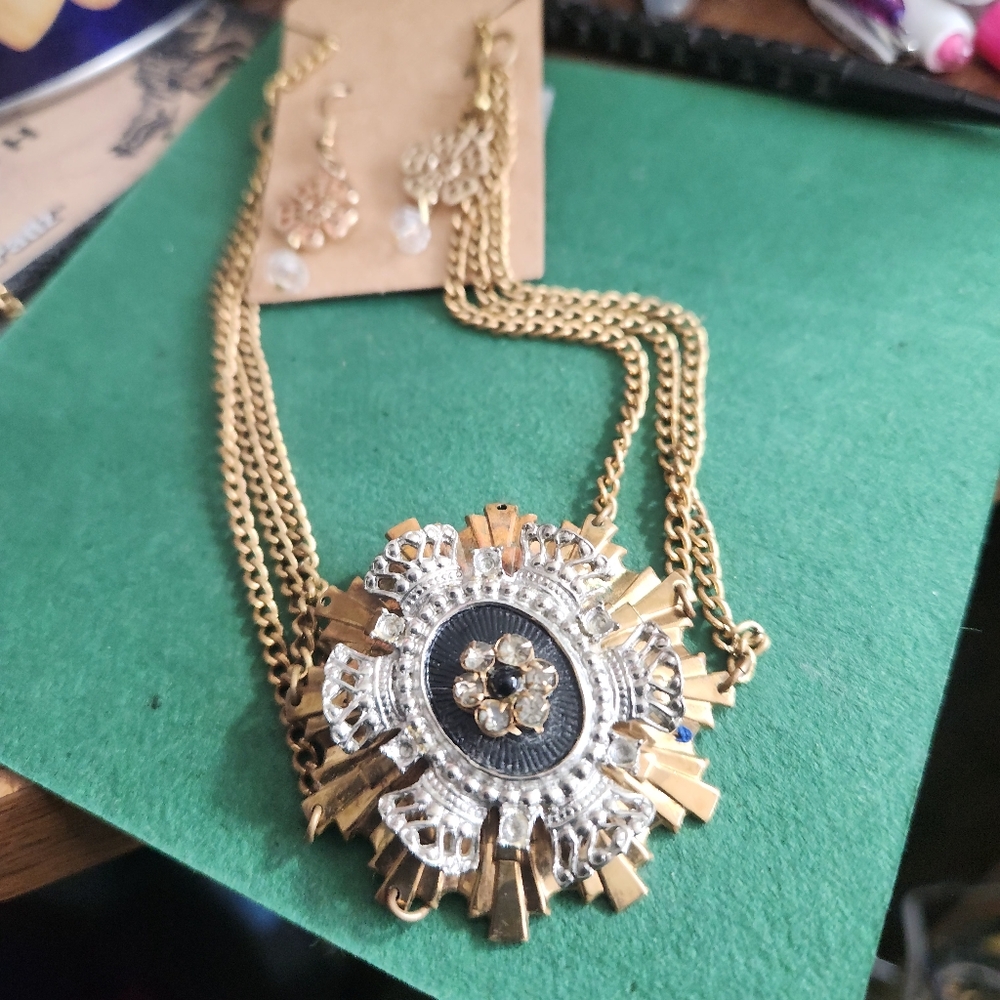 Goltone Starburst Pendant w/Black Acryllic Embellishment & Matching Earrings